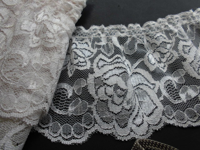 画像1: 在庫処分！人気の薔薇柄のフリル　淡いモカベージュ　3M