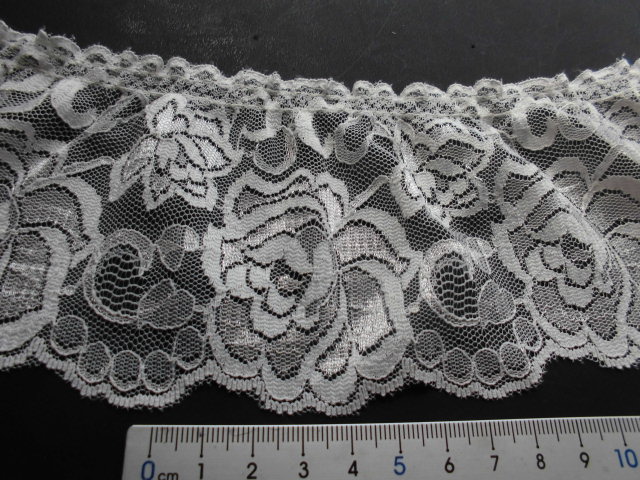 画像: 在庫処分！人気の薔薇柄のフリル　淡いモカベージュ　3M