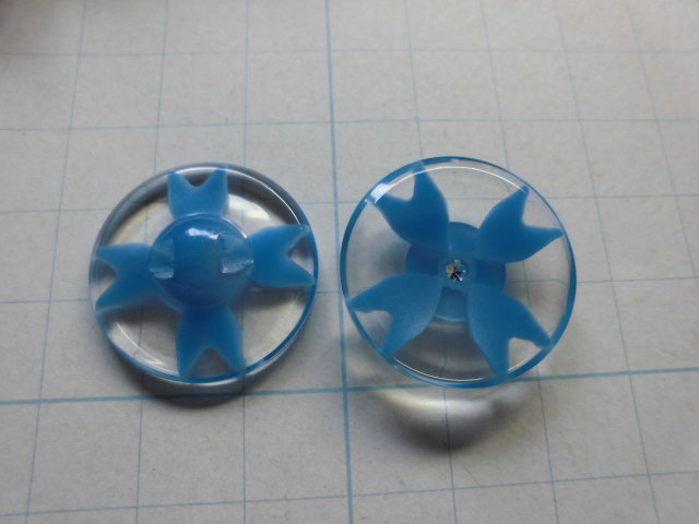 画像: 約23ｍｍ　在庫処分！高級ボタン　クリアーＸ淡いブルー　ボタンイヤリングに！？　2個入り