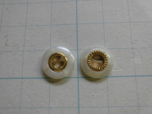 画像: 約12ｍｍ　流行のボタンイヤリングに如何！？エレガントなオフシロとゴールドのカラーボタン　5個入り