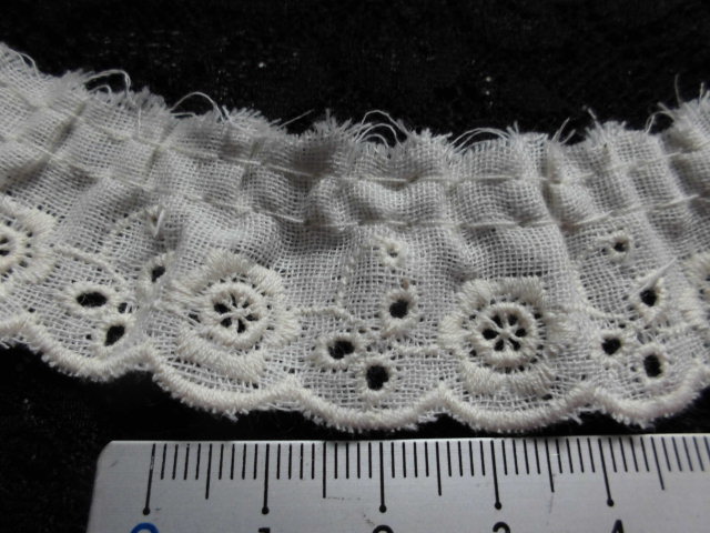 画像: オリジナル・ダブルガーゼの花柄の綿フリルレース 生成り　2M