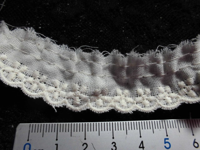 画像: オリジナル・ダブルガーゼの花柄の綿フリルレース 生成り　2.5M