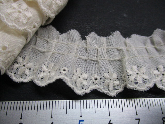 画像: 幅約1.8ｃ　可愛いキナリの花柄の綿フリル　3M