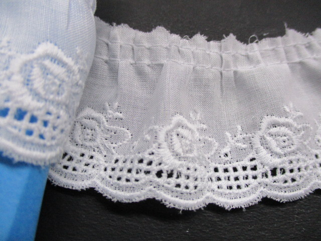 画像1: 幅約4.3ｃ　可愛いバラ柄のフリル　シロ　2.5M