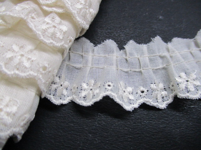 画像1: 幅約1.8ｃ　可愛いキナリの花柄の綿フリル　3M