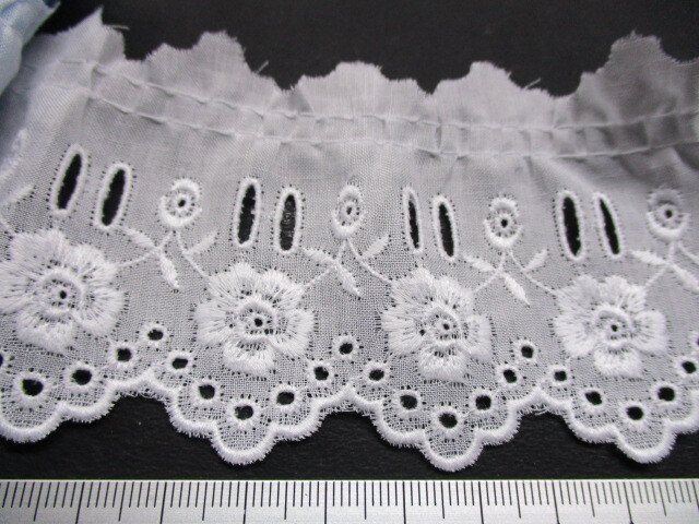 画像: 幅約5.5ｃ　可愛い花柄のリボン通しの綿フリル　シロ　2M