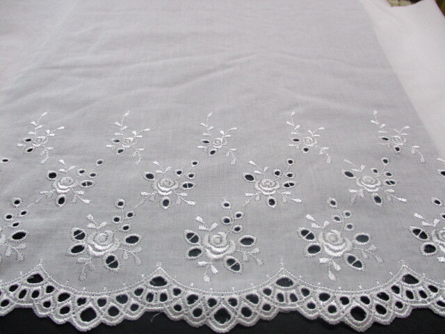 画像: 数量限定！メチャメッチャお買い得なオフシロのエレガントなバラ柄の綿ボーダーレース　　1.5M