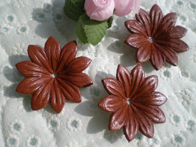 画像1: 約4ｃ　日本製　チャ色のヌメ皮　花柄モチーフ　3個入り