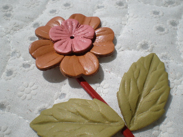 画像1: 約２．３ｃ　日本製　ピンクのヌメ皮　花柄モチーフ　５個入り