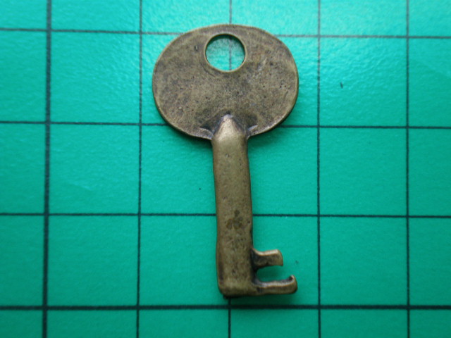 画像: 人気のチャーム　アンテイーク調なキー（鍵）　１個
