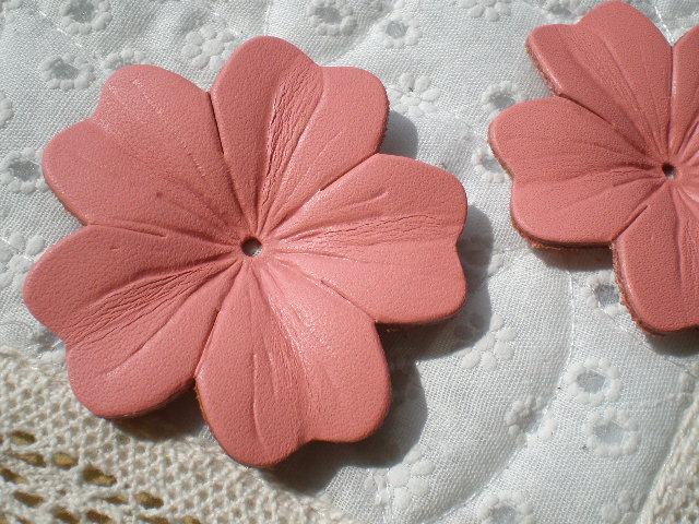 画像: 約６ｃ　日本製　ピンク色のヌメ皮　花柄モチーフ　２個入り