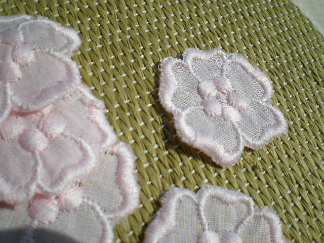 画像: 綿の可愛いピンクの花柄モチーフレース　３０枚入り