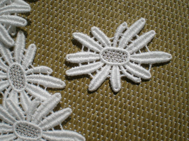 画像: エレガントな花柄の綿ケミカルチーフレース　12枚入り