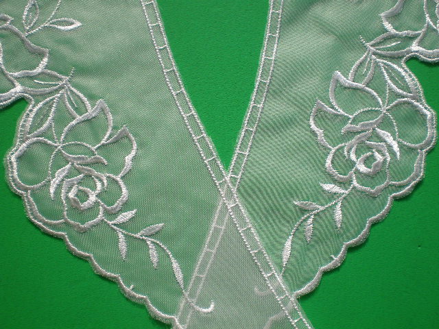画像: 人気の薔薇柄のテーラー衿　オフシロのエレガントなオーガンジの襟レース
