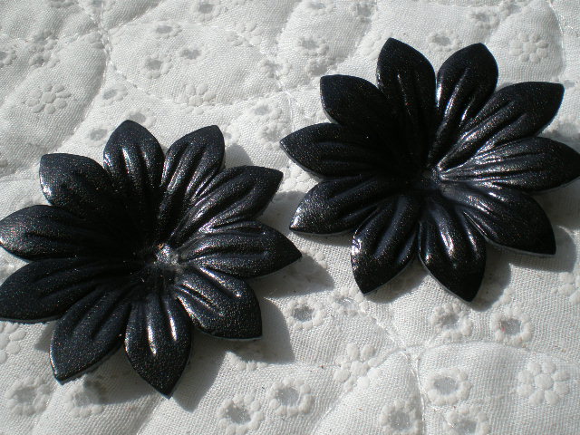 画像: 約６ｃ　日本製　クロ色のヌメ皮　花柄モチーフ　２個入り