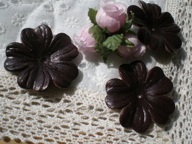 画像1: 約４ｃ　日本製　チョコ色のヌメ皮　花柄モチーフ　３個入り