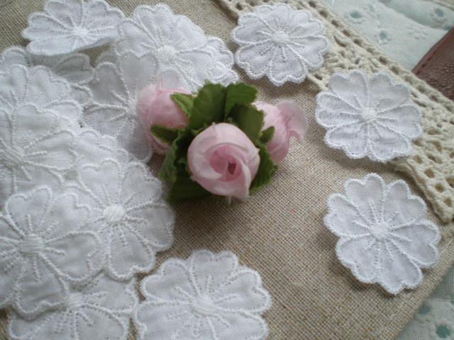 画像1: 綿の可愛いシロの花柄・モチーフレース　３０枚入り