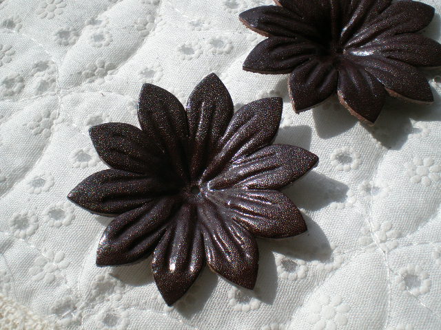 画像: 約６ｃ　日本製　チョコ色のヌメ皮　花柄モチーフ　２個入り