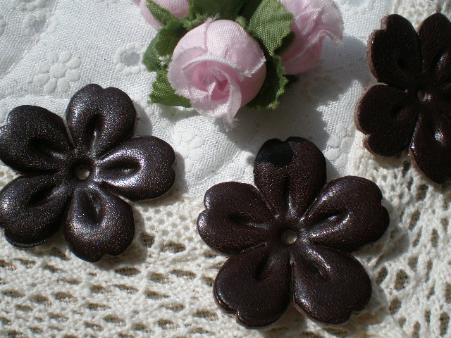 画像1: 約３．５ｃ　日本製　チョコ色のヌメ皮　花柄モチーフ　３個入り