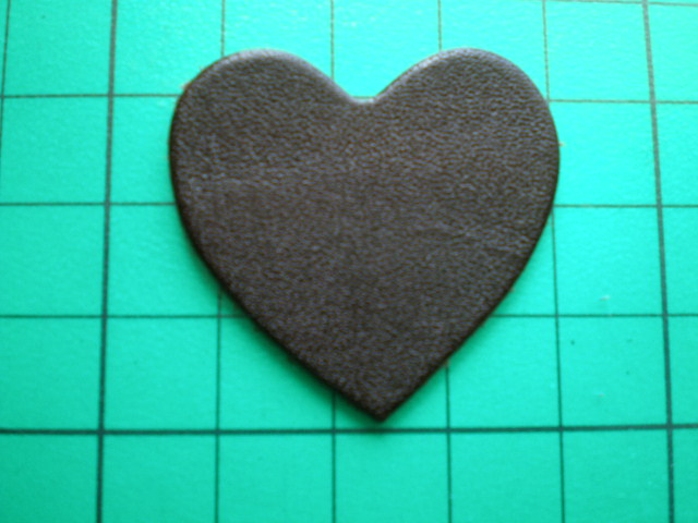 画像: 約３．５ｃ　日本製　チョコ色のヌメ皮　ハート柄モチーフ　４個入り