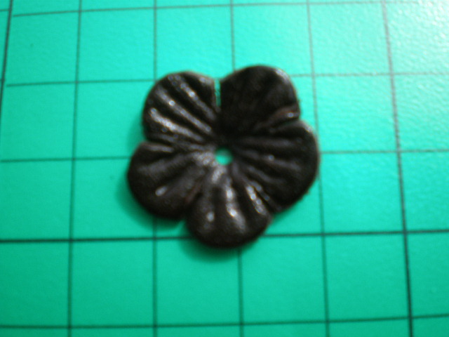 画像: 約２．３ｃ　日本製　チョコ色のヌメ皮　花柄モチーフ　５個入り