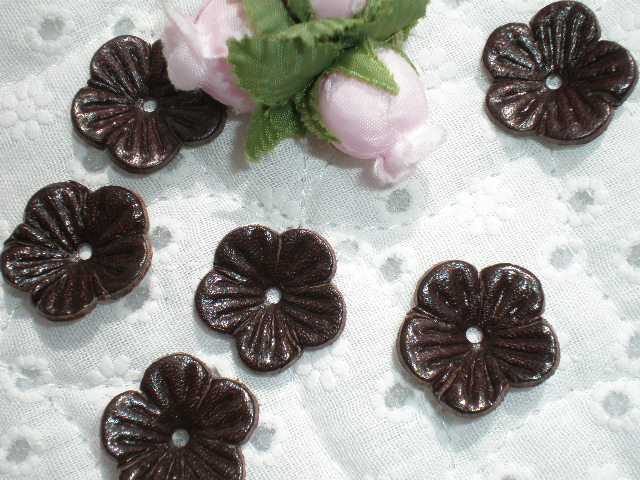 画像1: 約２．３ｃ　日本製　チョコ色のヌメ皮　花柄モチーフ　５個入り