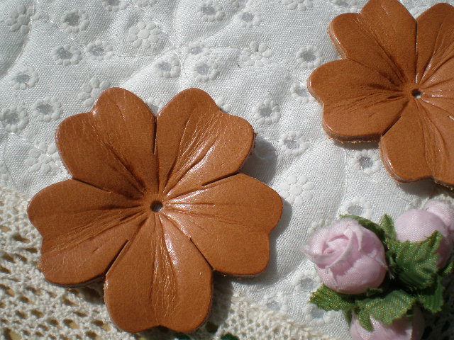 画像1: 約６ｃ　日本製　ベージュ色のヌメ皮　花柄モチーフ　２個入り
