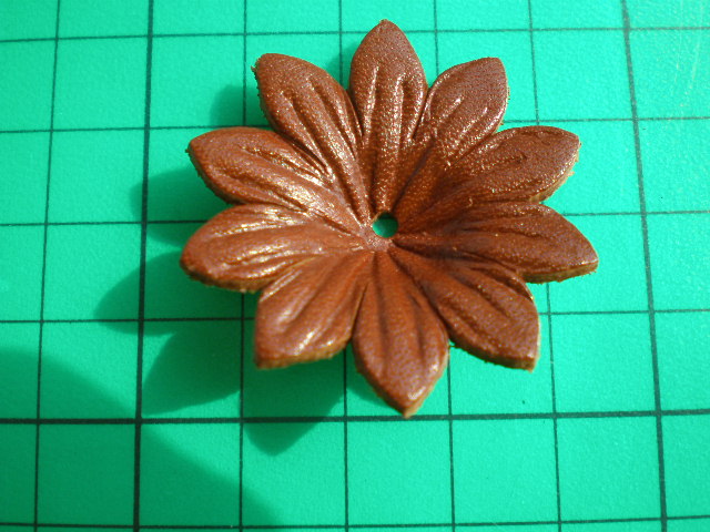 画像: 約4ｃ　日本製　チャ色のヌメ皮　花柄モチーフ　3個入り