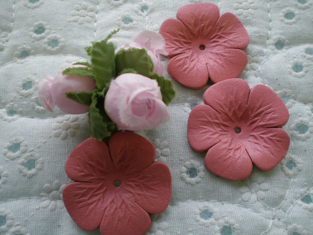 画像1: 約３．５ｃ　日本製　ピンク色のヌメ皮　花柄モチーフ　３個入り
