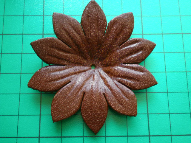 画像: 約６ｃ　日本製　チャ色のヌメ皮　花柄モチーフ　２個入り