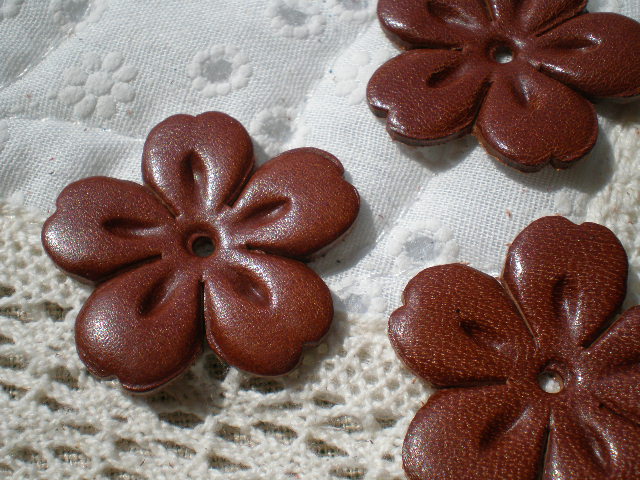 画像: 約３．５ｃ　日本製　チャ色のヌメ皮　花柄モチーフ　３個入り