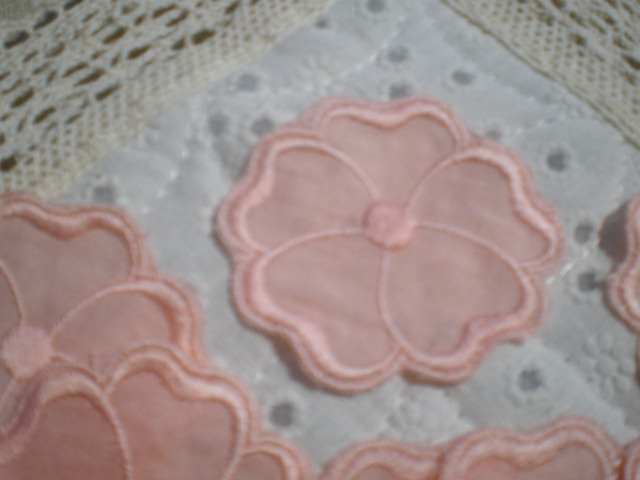 画像1: 綿のサーモンピンクの花柄モチーフレース　１０枚入り