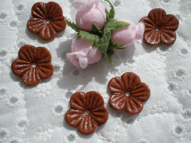 画像1: 約２．３ｃ　日本製　チャ色のヌメ皮　花柄モチーフ　５個入り