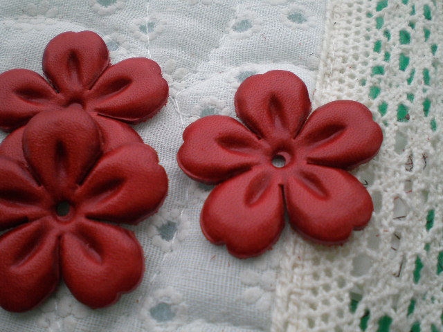 画像: 約３．５ｃ　日本製　アカ色のヌメ皮　花柄モチーフ　３個入り