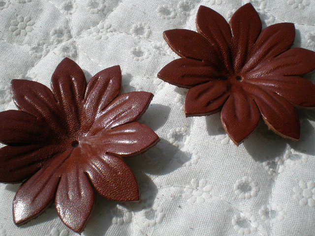 画像: 約６ｃ　日本製　チャ色のヌメ皮　花柄モチーフ　２個入り