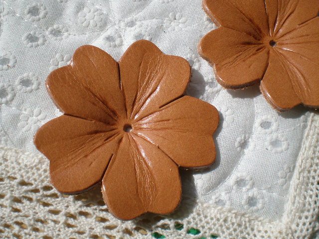 画像: 約６ｃ　日本製　ベージュ色のヌメ皮　花柄モチーフ　２個入り