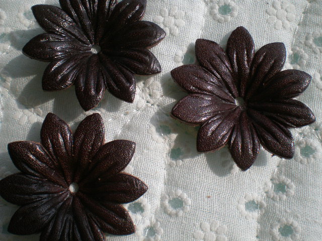 画像: 約4ｃ　日本製　チョコ色のヌメ皮　花柄モチーフ　3個入り