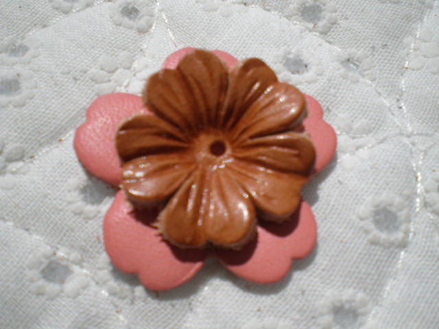 画像: 約２．３ｃ　日本製　チョコ色のヌメ皮　花柄モチーフ　５個入り