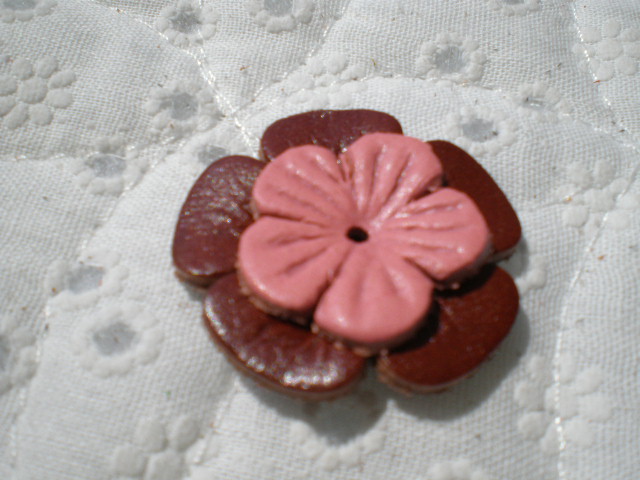 画像: 約２．３ｃ　日本製　チャ色のヌメ皮　花柄モチーフ　５個入り