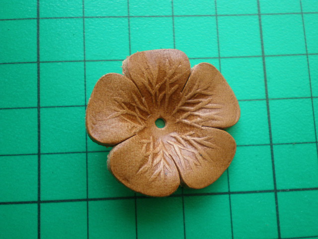 画像: 約３．５ｃ　日本製　ベージュ色のヌメ皮　花柄モチーフ　３個入り