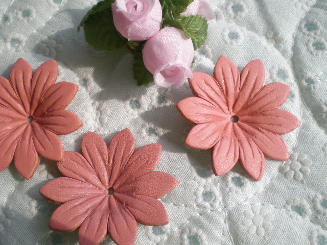 画像1: 約4ｃ　日本製　ピンク色のヌメ皮　花柄モチーフ　3個入り