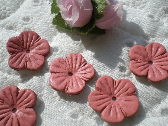 画像: 約２．３ｃ　日本製　ピンクのヌメ皮　花柄モチーフ　５個入り