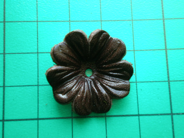 画像: 約２．５ｃ　日本製　チョコ色のヌメ皮　花柄モチーフ　４個入り