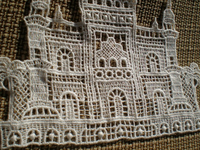 画像1: アンテイーク調のとても繊細なキャッスル柄の綿ケミカルモチーフ