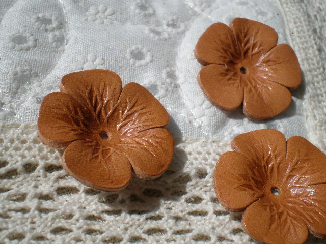 画像1: 約３．５ｃ　日本製　ベージュ色のヌメ皮　花柄モチーフ　３個入り