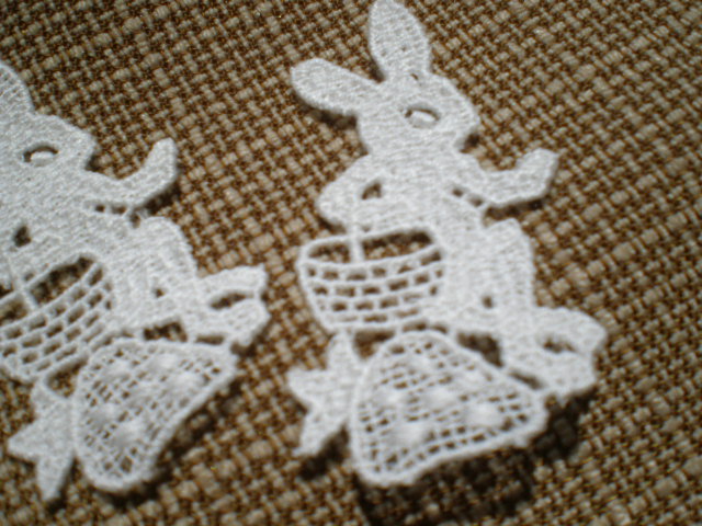 画像1: ウサギさんのちょっと一息！？　繊細な綿モチーフレース　３枚