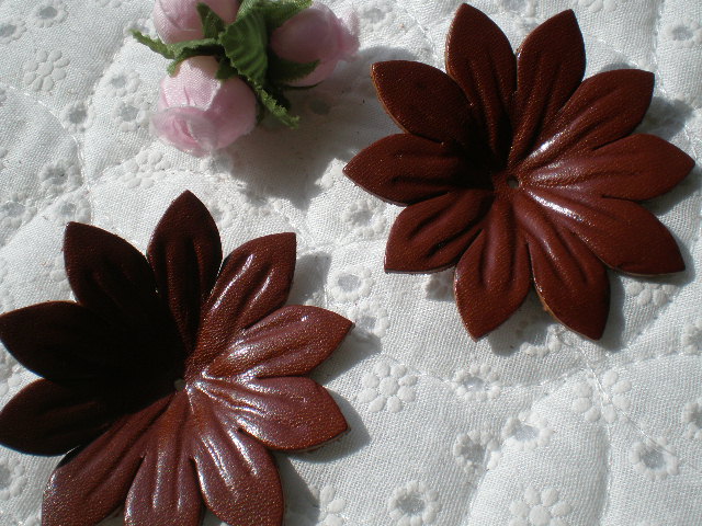 画像1: 約６ｃ　日本製　チャ色のヌメ皮　花柄モチーフ　２個入り