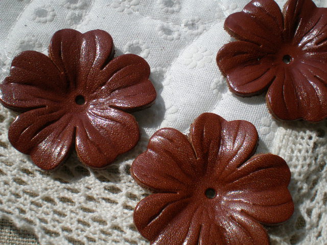 画像: 約２．５ｃ　日本製　チャ色のヌメ皮　花柄モチーフ　４個入り