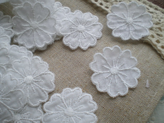 画像: 綿の可愛いシロの花柄・モチーフレース　３０枚入り