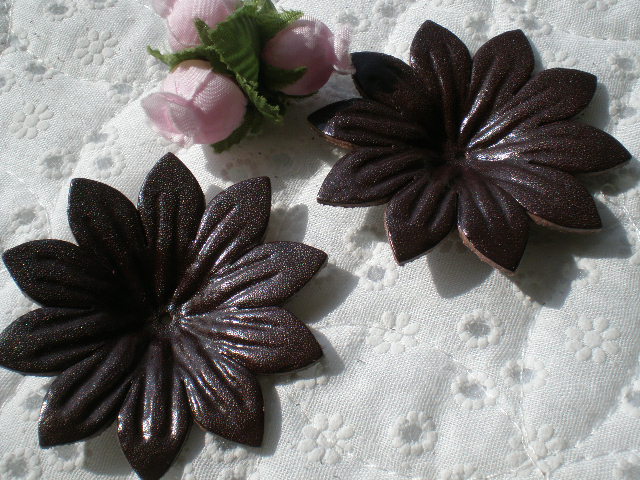 画像1: 約６ｃ　日本製　チョコ色のヌメ皮　花柄モチーフ　２個入り